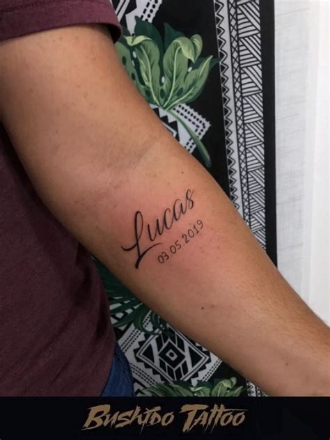 tatuagem com nome rayane no braço  É uma maneira de homenagear alguém especial e manter sua memória viva para sempre
